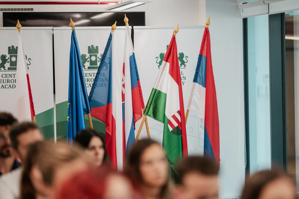 Közönség tagjai figyelmesen hallgatják az előadást