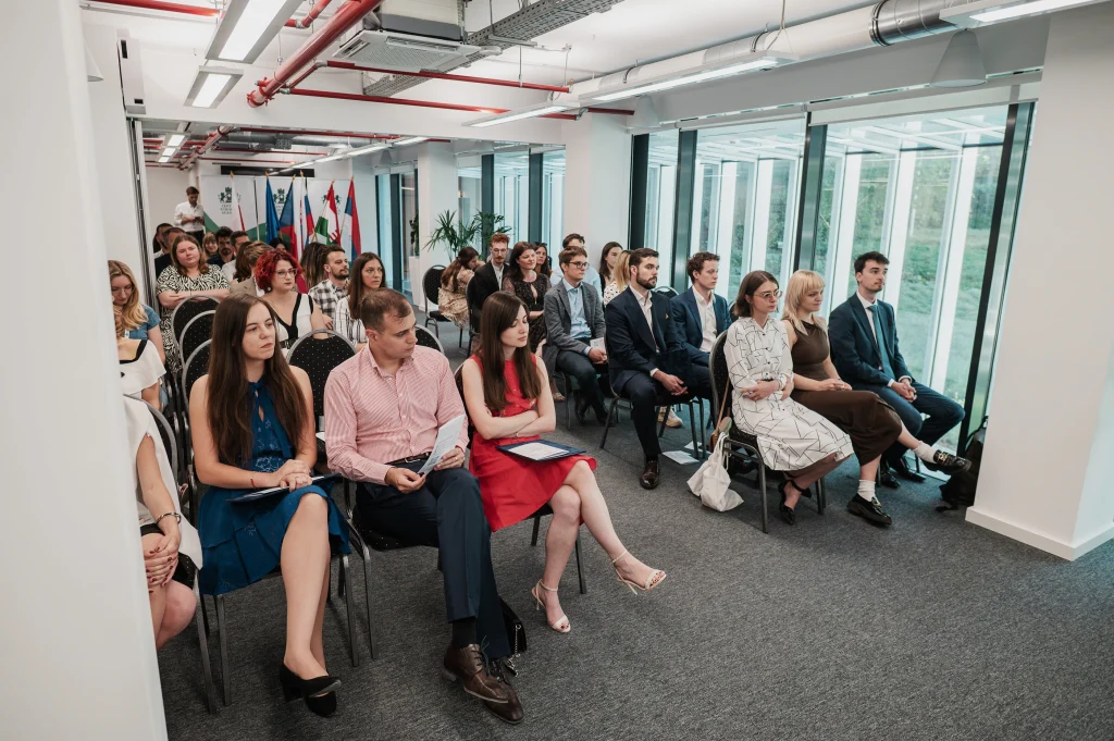 Közönség tagjai figyelmesen hallgatják az előadást