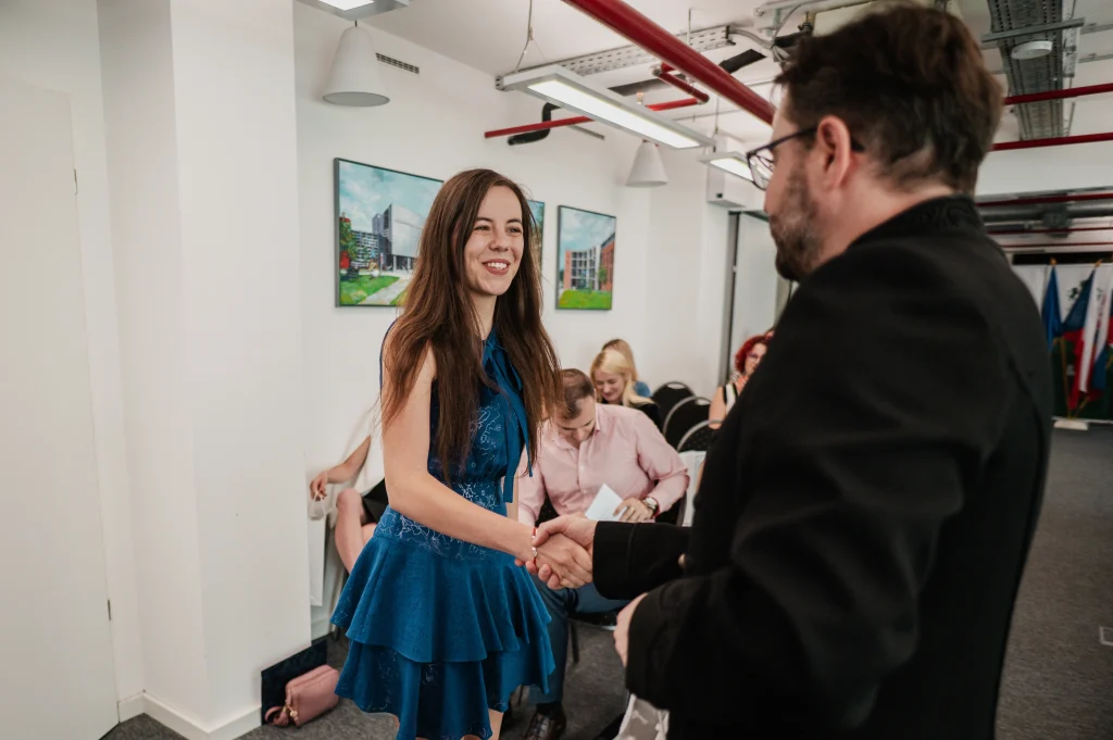 Résztvevők beszélgetnek a konferencia szünetében