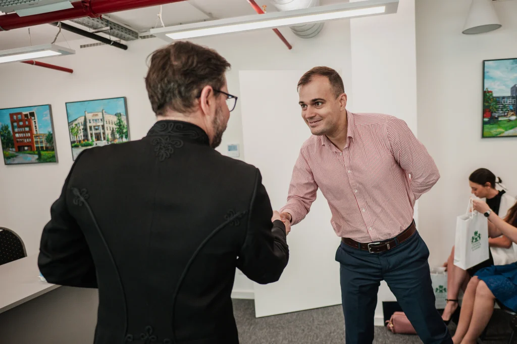 Résztvevők beszélgetnek a konferencia szünetében