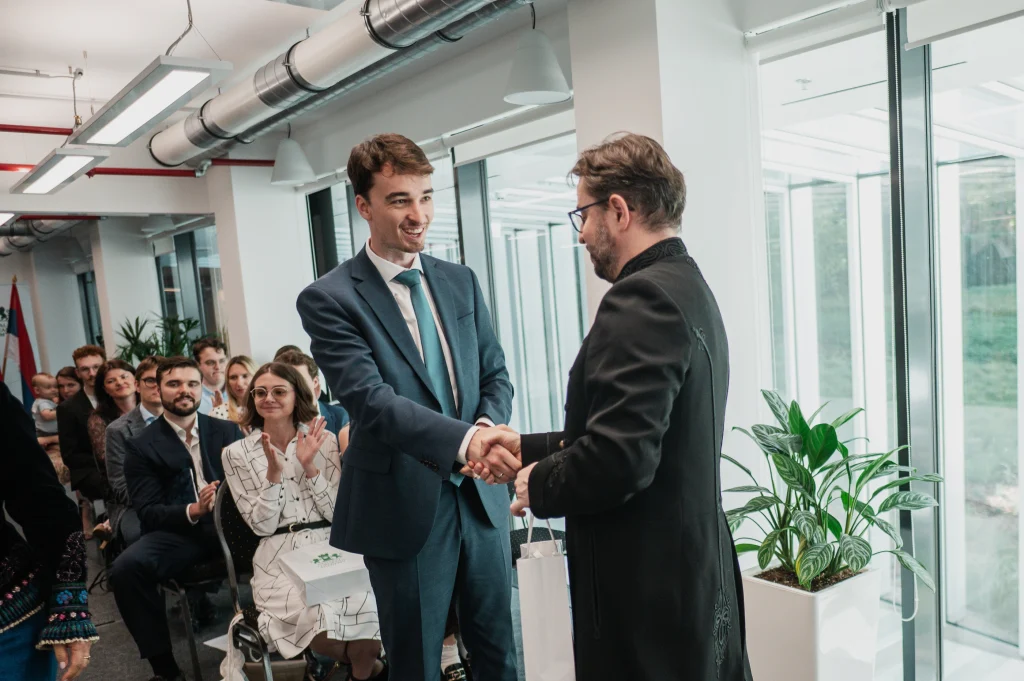 Résztvevők beszélgetnek a konferencia szünetében