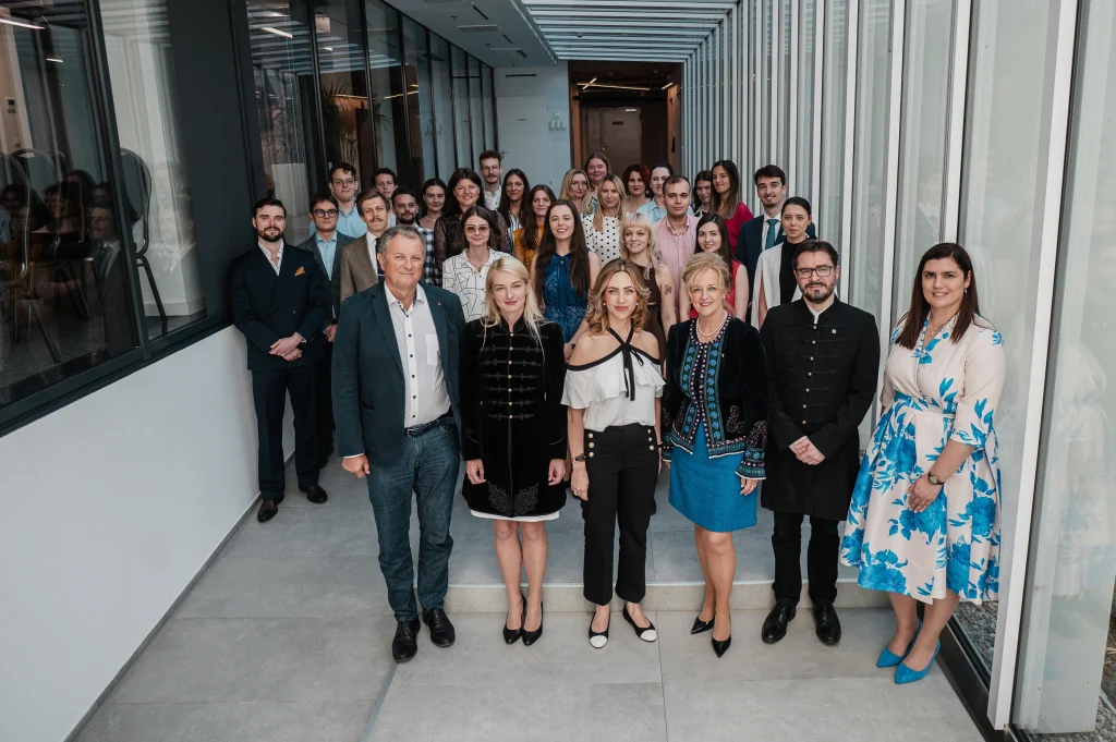 Csoportkép a konferencia résztvevőiről