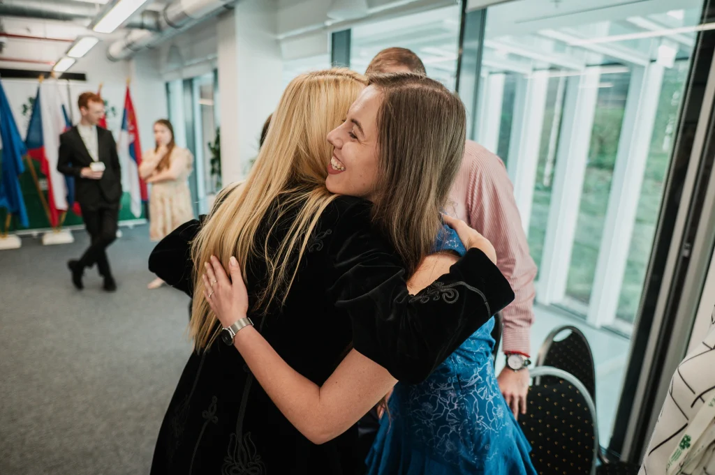 Résztvevők beszélgetnek a konferencia szünetében