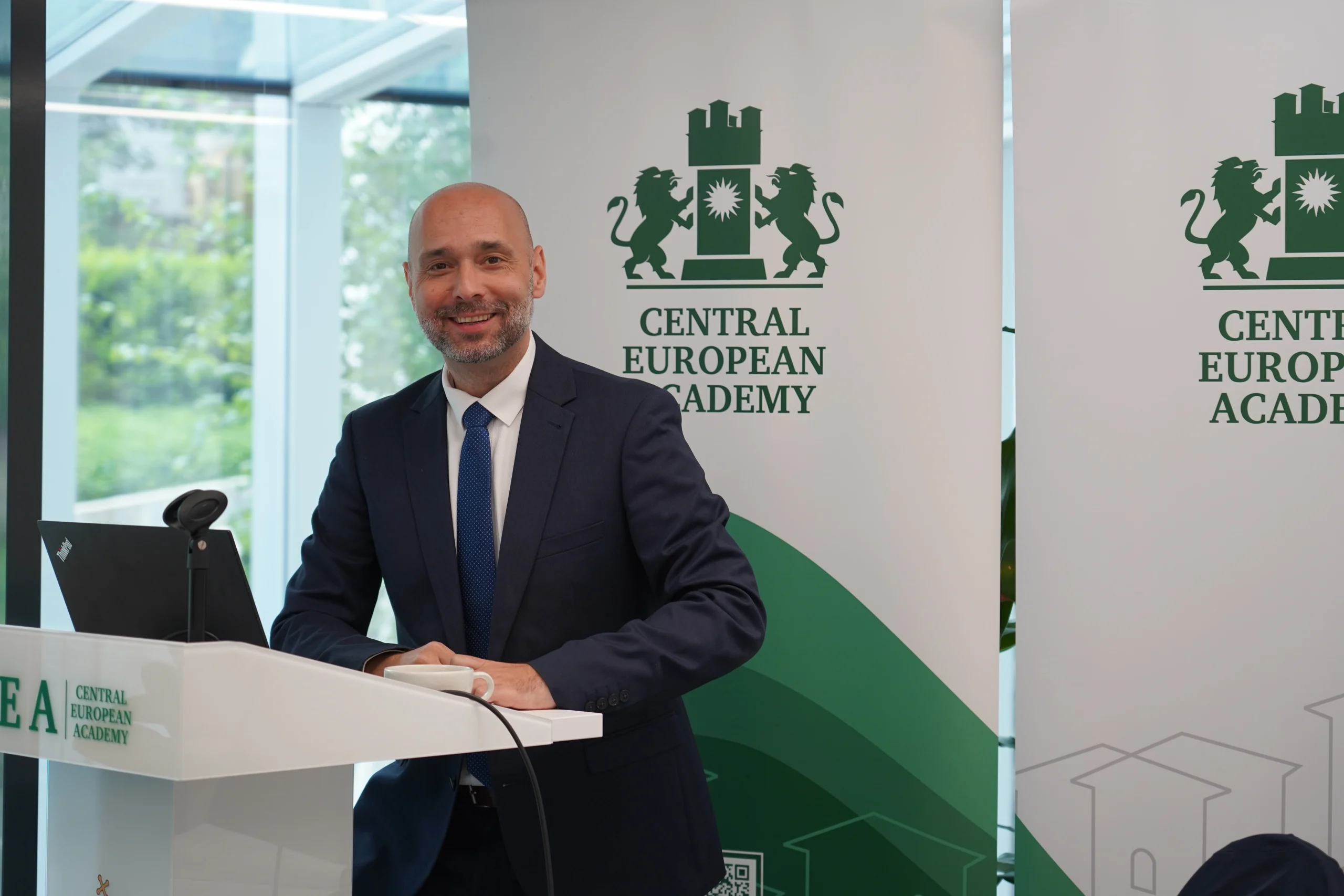 Előadó beszél a CEA pódiumán, hallgatóság előtt