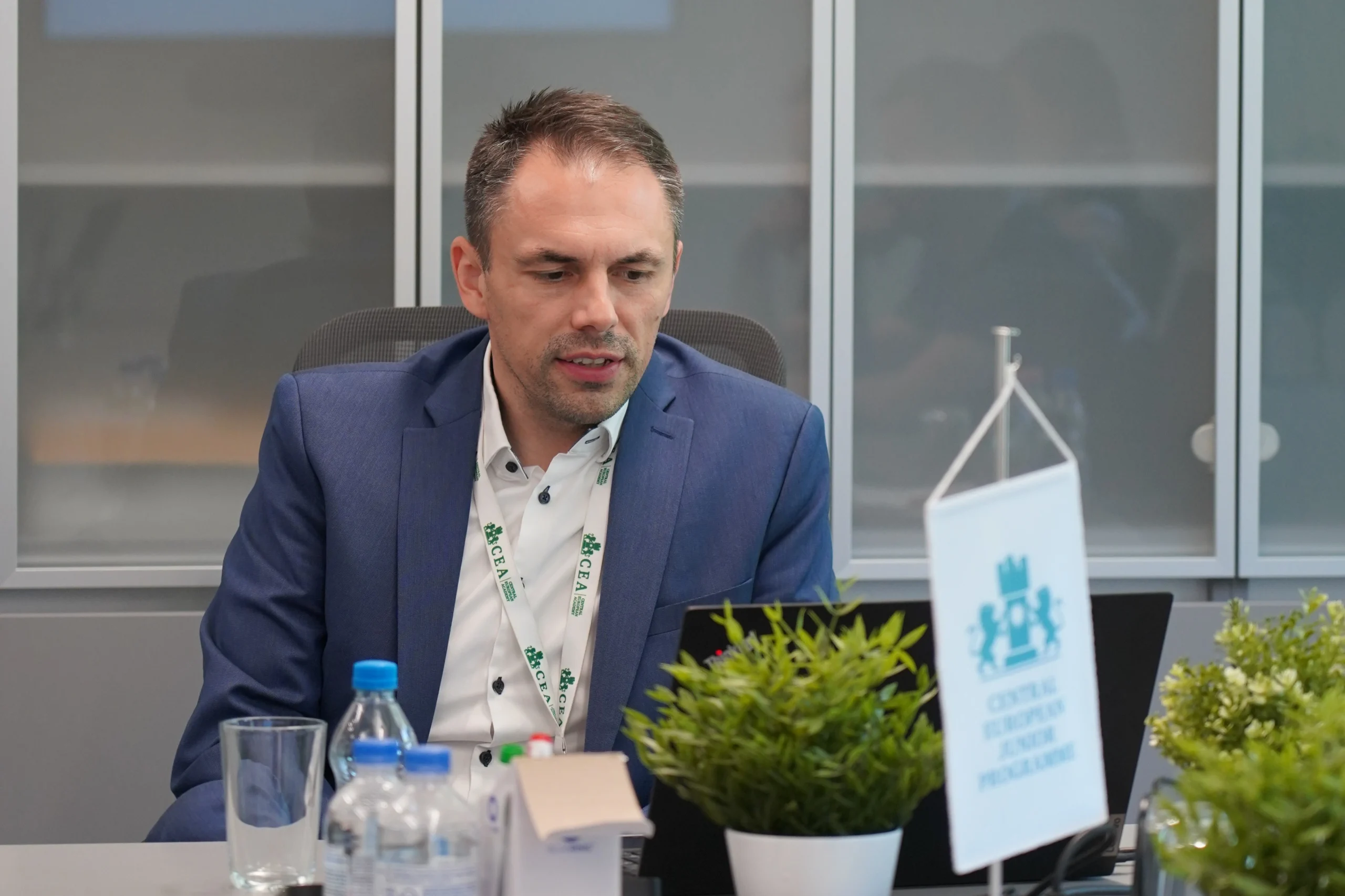 Ülés a CEA tárgyalóasztalánál, résztvevők prezentációt és megbeszélést folytatnak