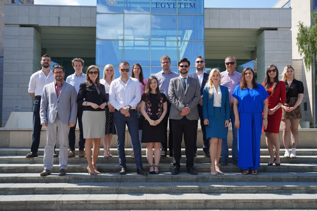 Csoportkép a Miskolci Egyetem épülete előtt, a Central European Academy rendezvény résztvevőivel.